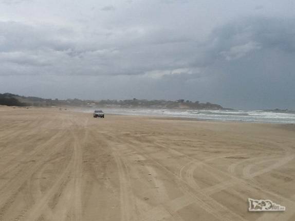 Veículos trafegam na Praia do Cardoso, no Farol de Santa Marta, no litoral sul de Santa Catarina
